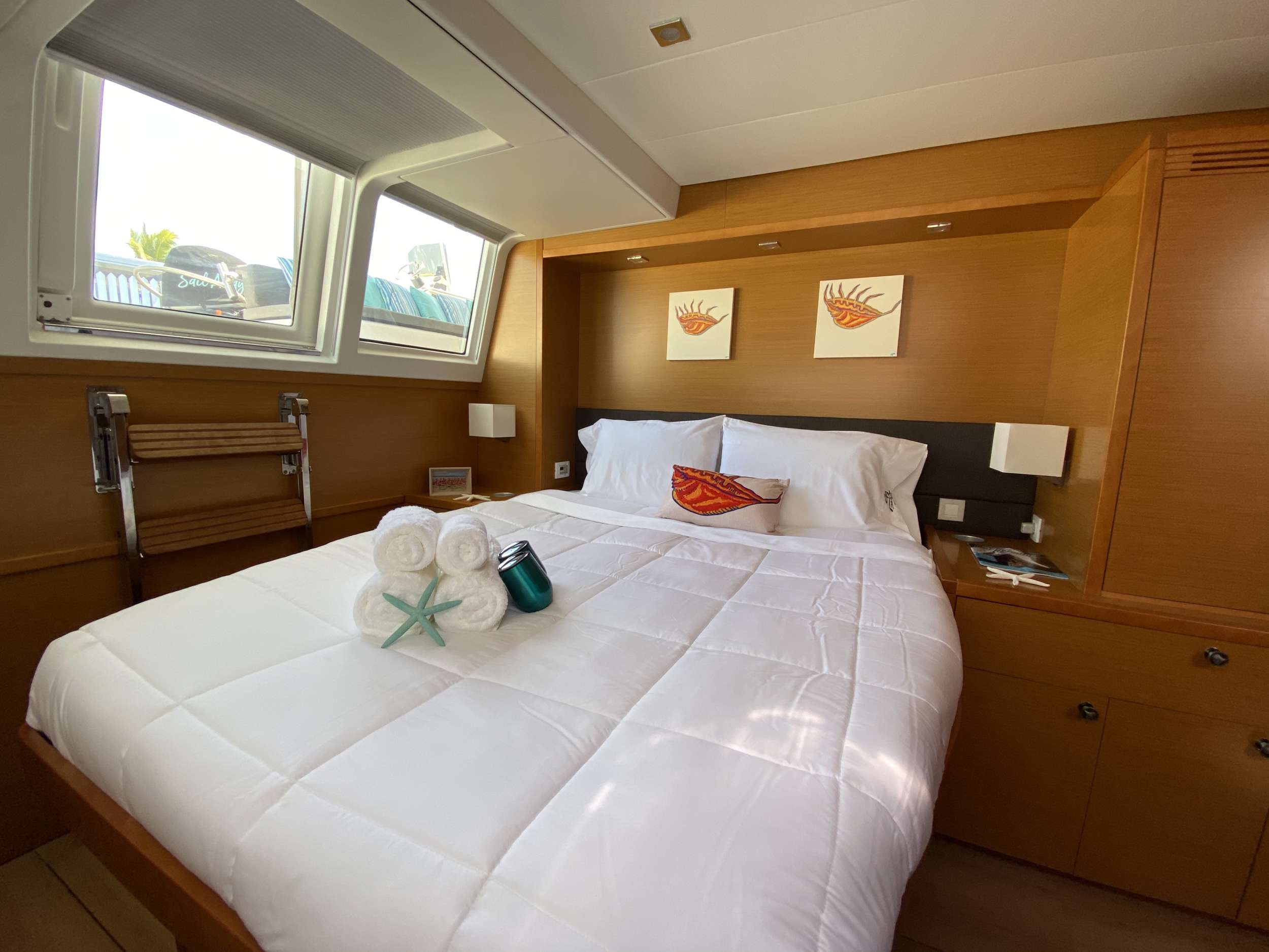 SAIL AWAY Yacht Charter - Guest aft queen suite