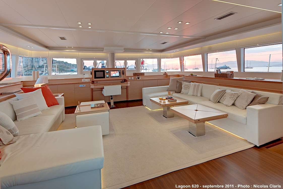 FIREFLY Yacht Charter - Luminous and spacious salon