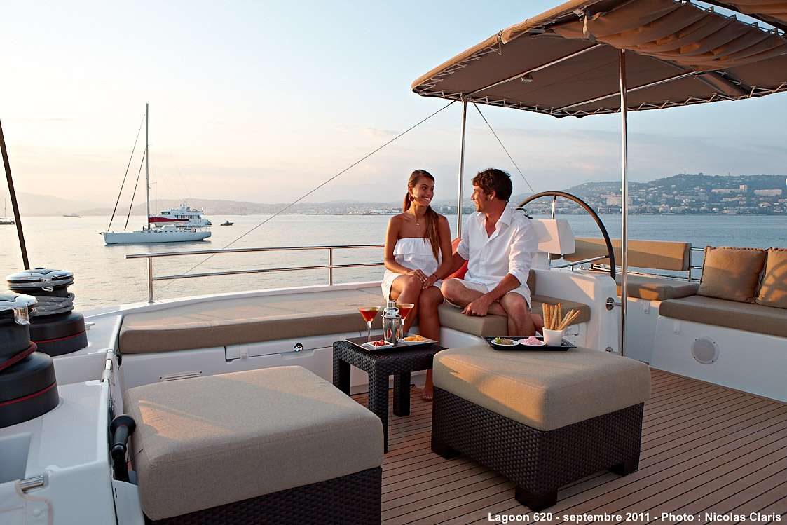 FIREFLY Yacht Charter - Cocktail time in the flybridge