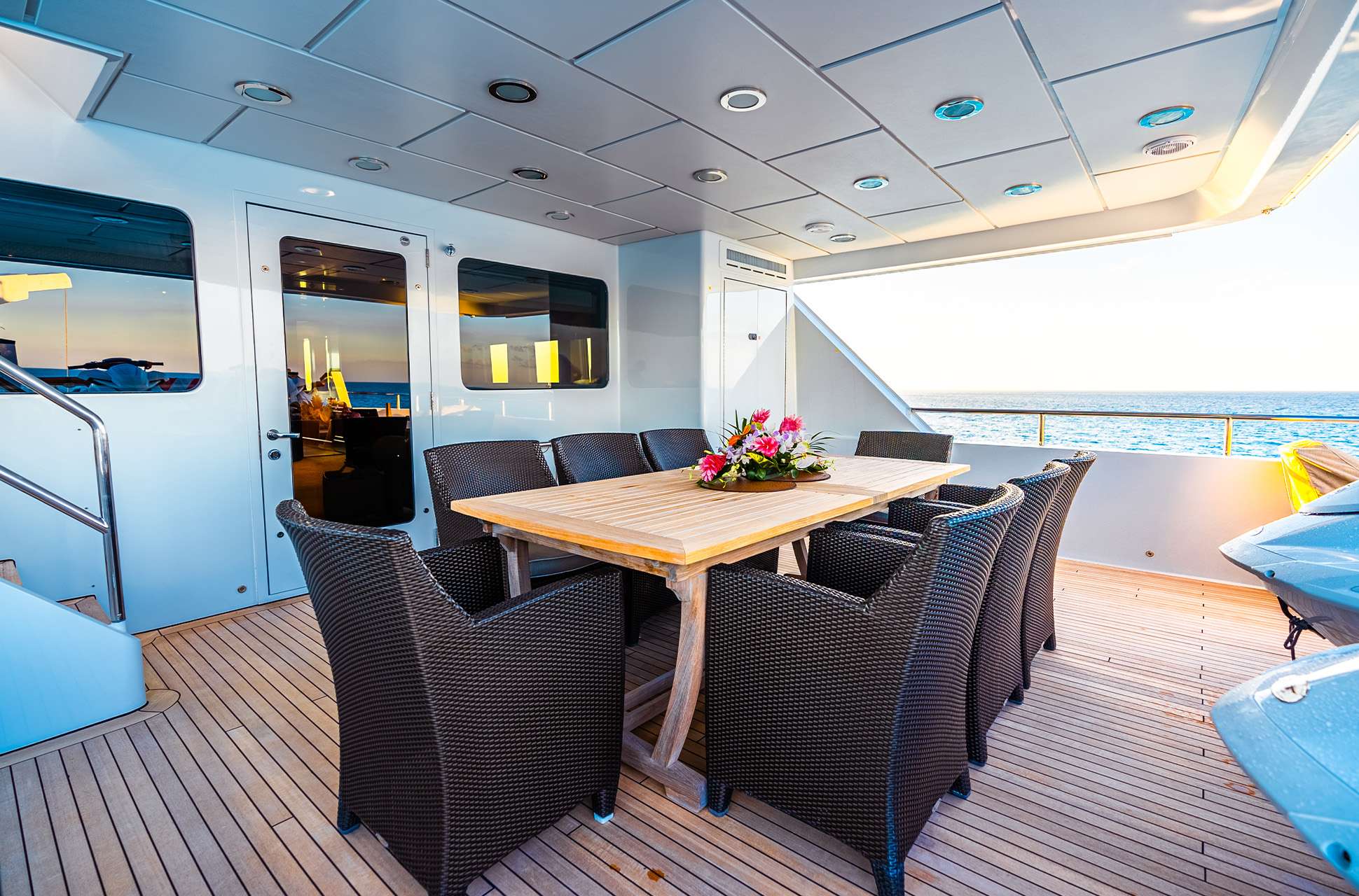 LEVERAGE Yacht Charter - Skylounge