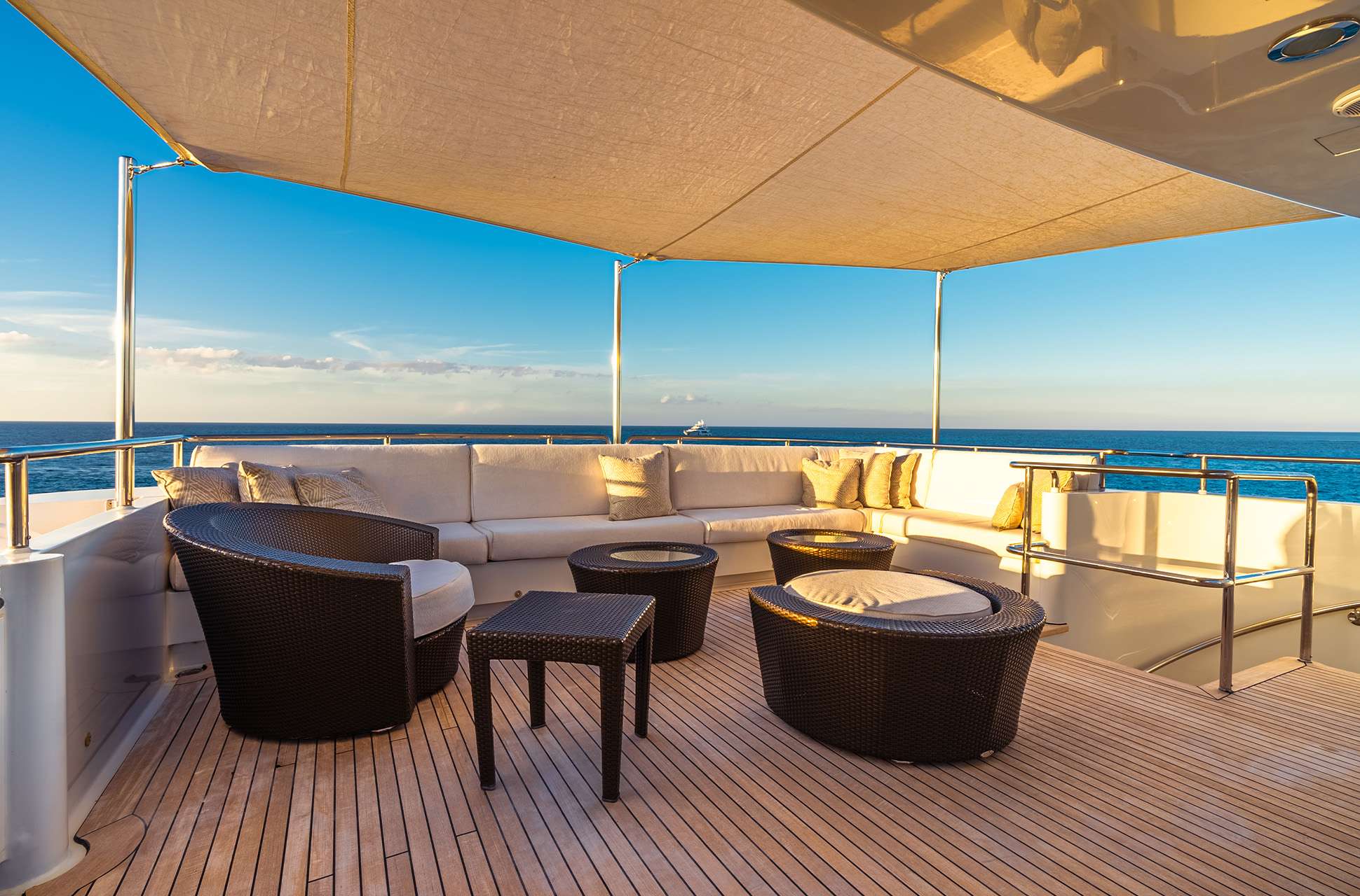 LEVERAGE Yacht Charter - Skylounge Deck Aft Seating
