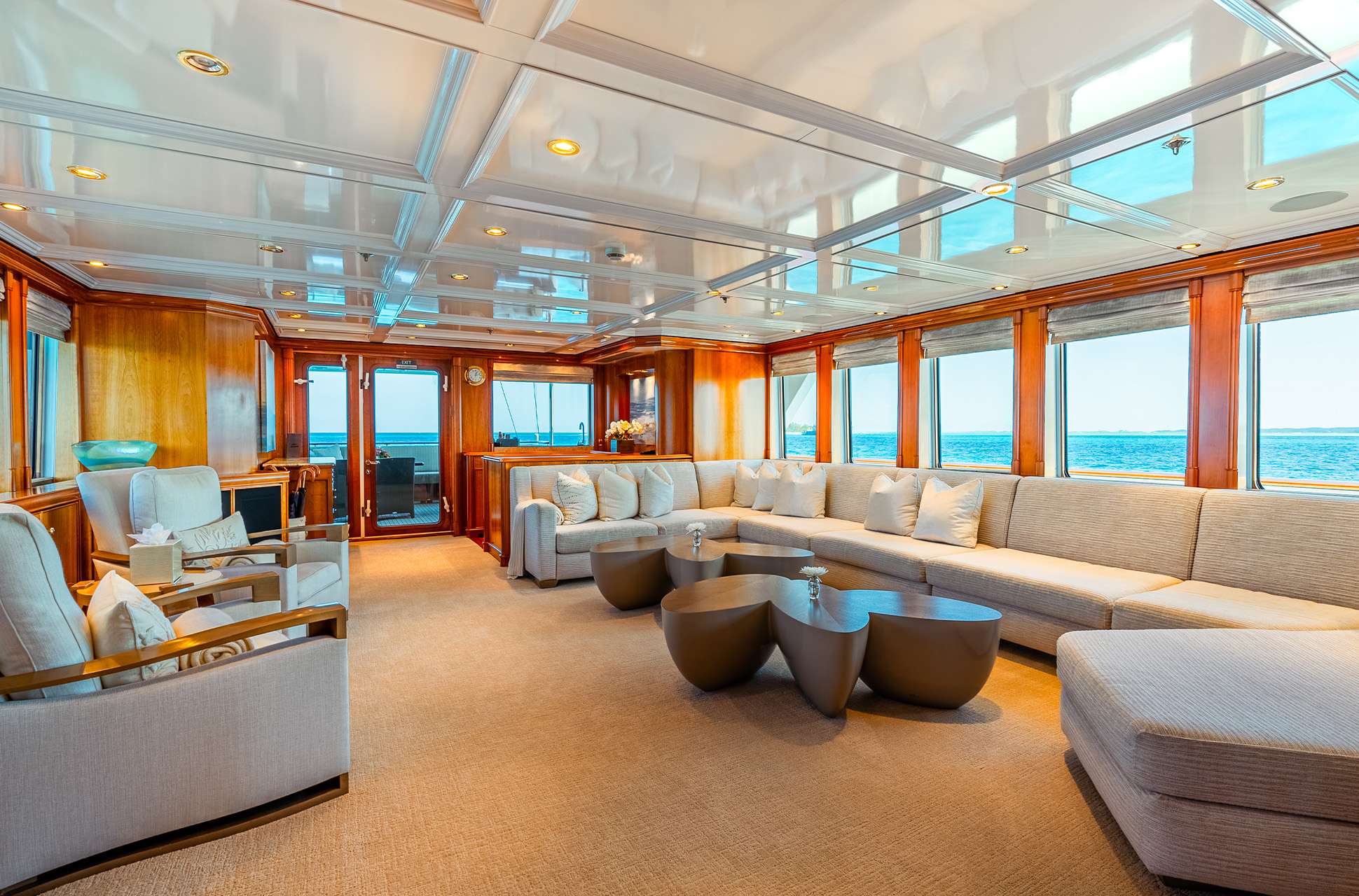 LEVERAGE Yacht Charter - Main Salon looking forward
