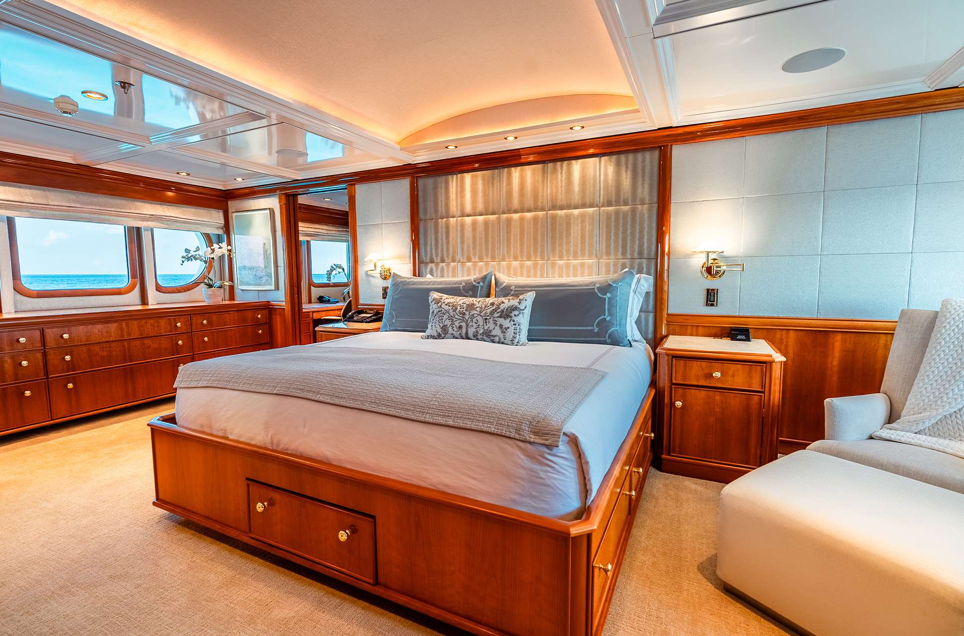 LEVERAGE Yacht Charter - Master Stateroom