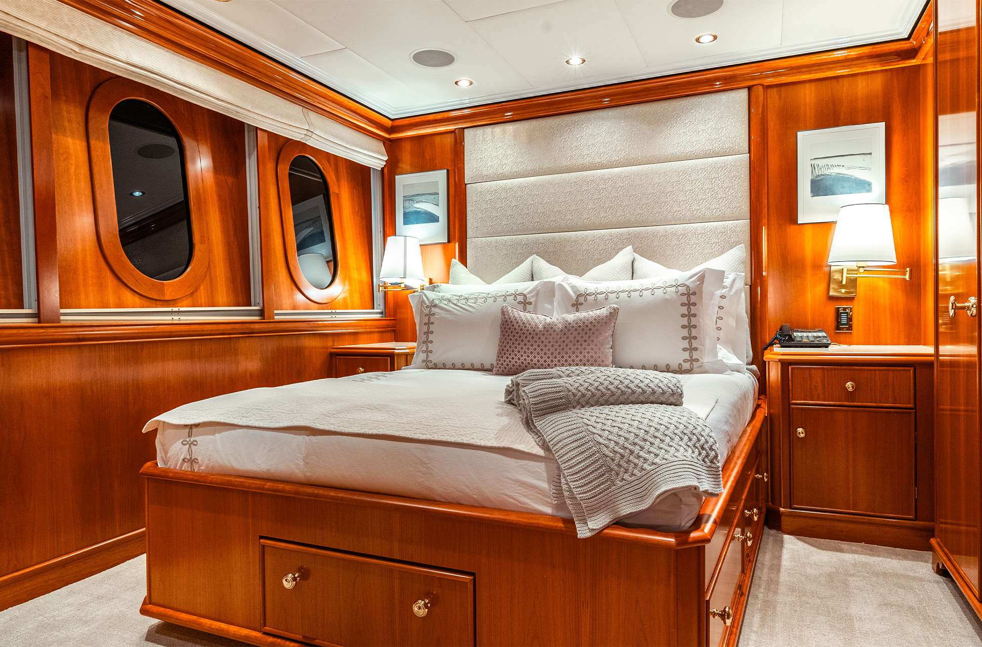 LEVERAGE Yacht Charter - Guest Stateroom