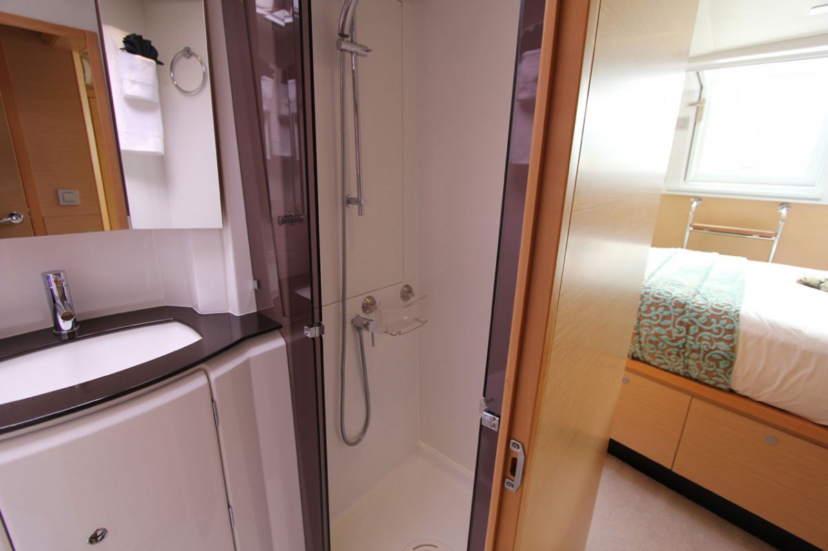 FOXY LADY Yacht Charter - One of 4 guest private baths