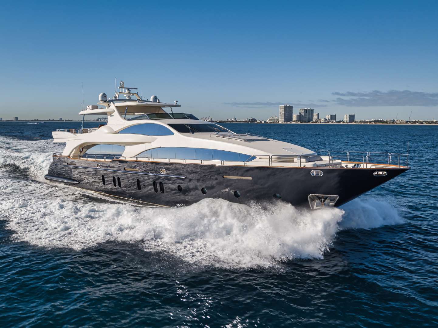Yacht Charter VIVERE | Ritzy Charters
