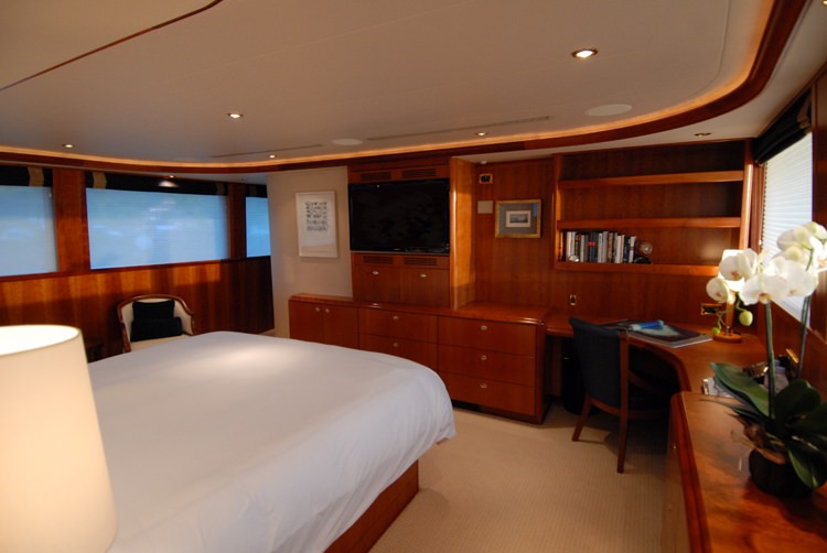 DONA LOLA Yacht Charter - Master Cabin