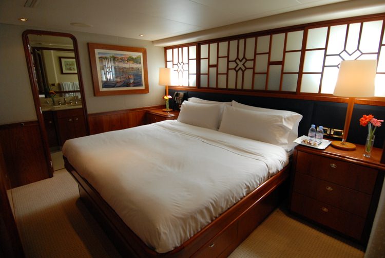 DONA LOLA Yacht Charter - VIP Cabin