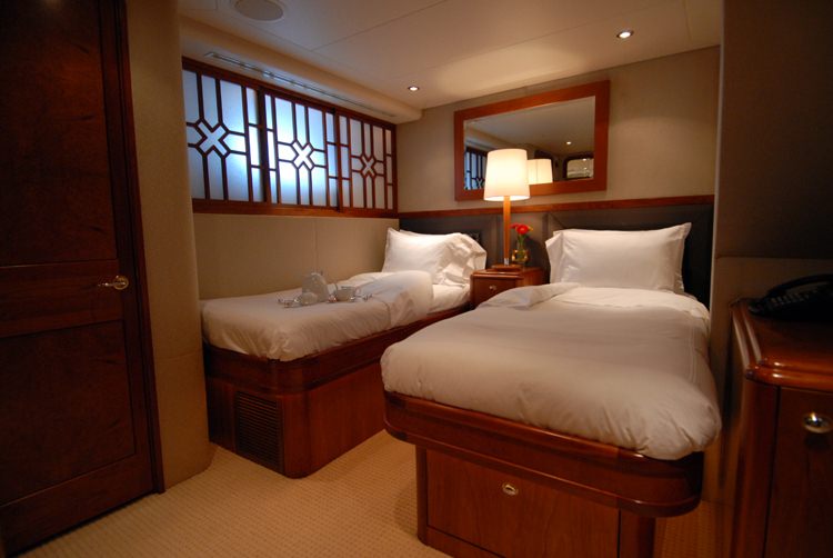 DONA LOLA Yacht Charter - Twin Cabin