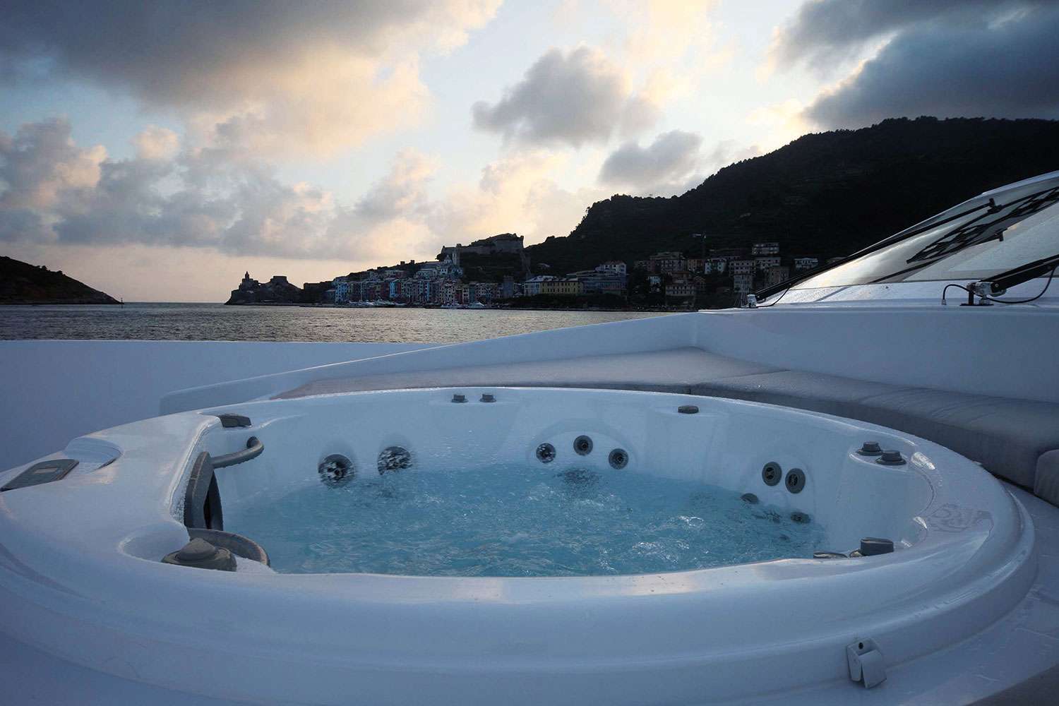 AURORA Yacht Charter - Jacuzzi for 6 at bow