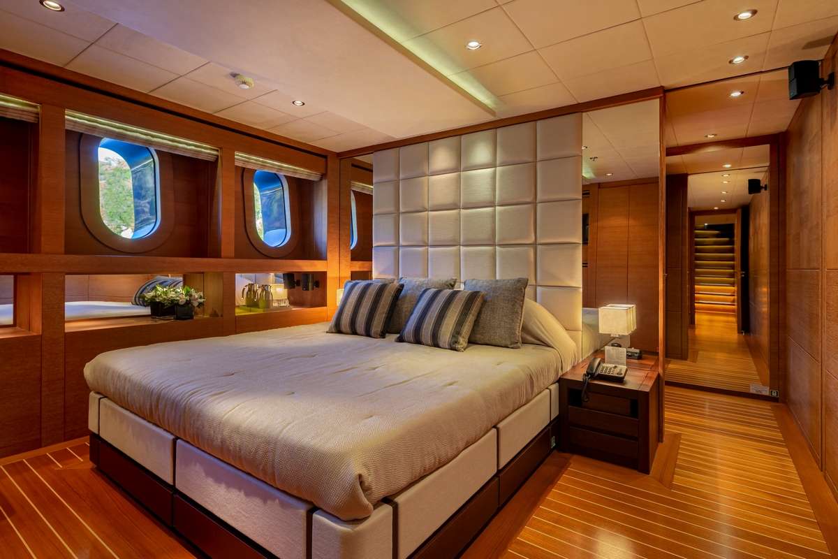 ZALIV III Yacht Charter - Guest cabin lower deck