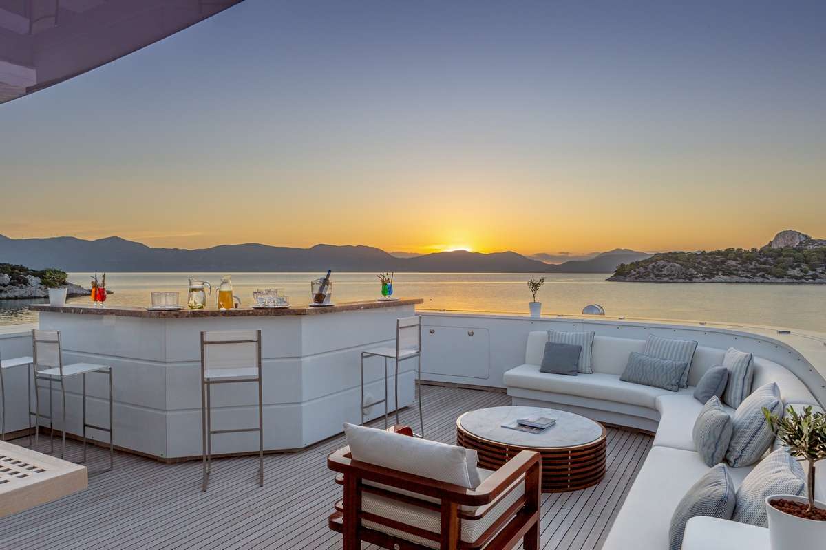 ZALIV III Yacht Charter - Sundeck bar &amp; lounge by sunset
