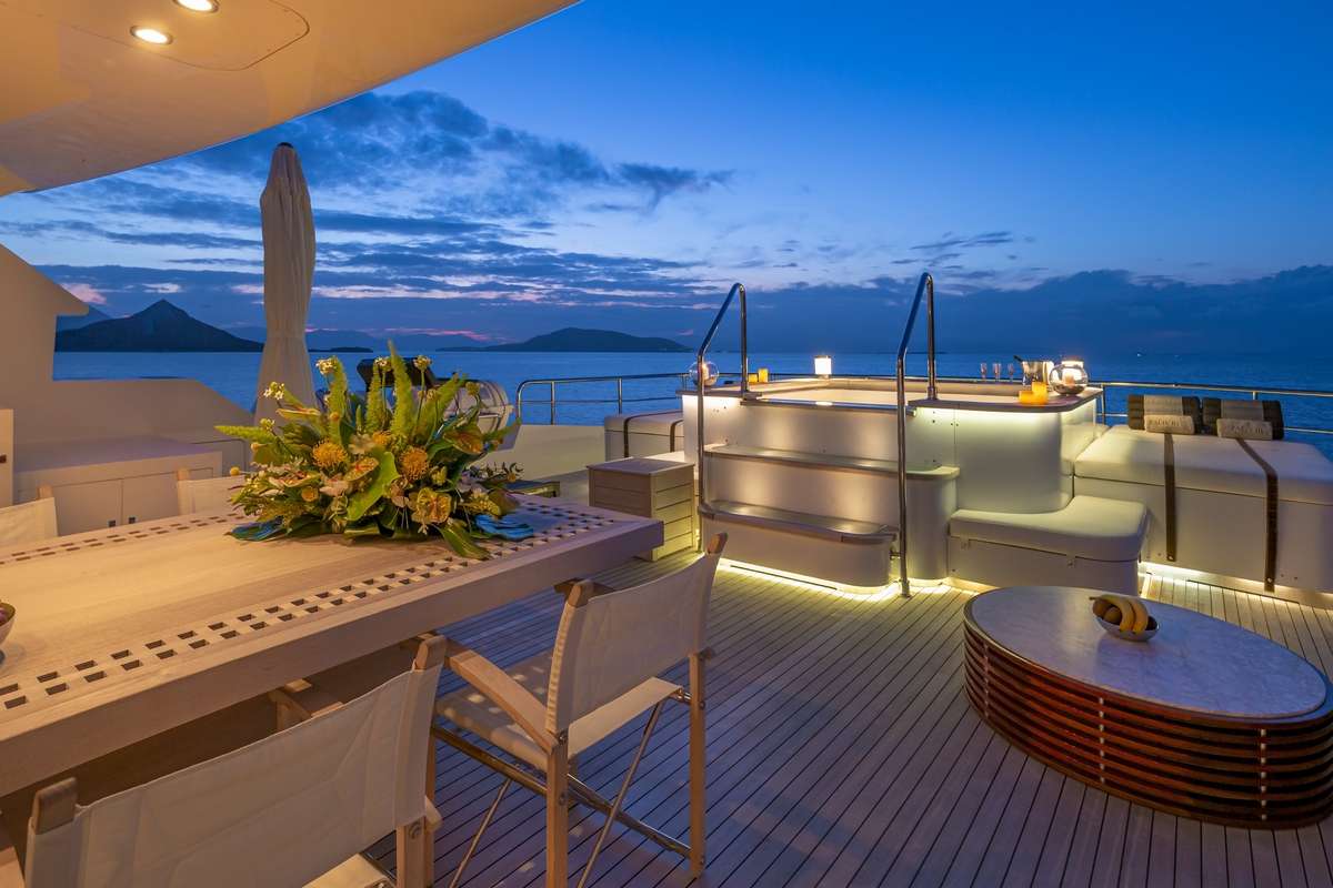 Jacuzzi by night