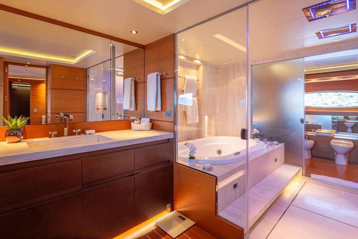 ZALIV III Yacht Charter - Vip Suite Bath
