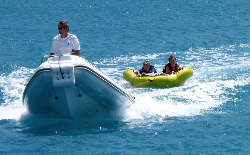 COPPER PENNY Yacht Charter - Tubing &amp; Fun Water Tous
