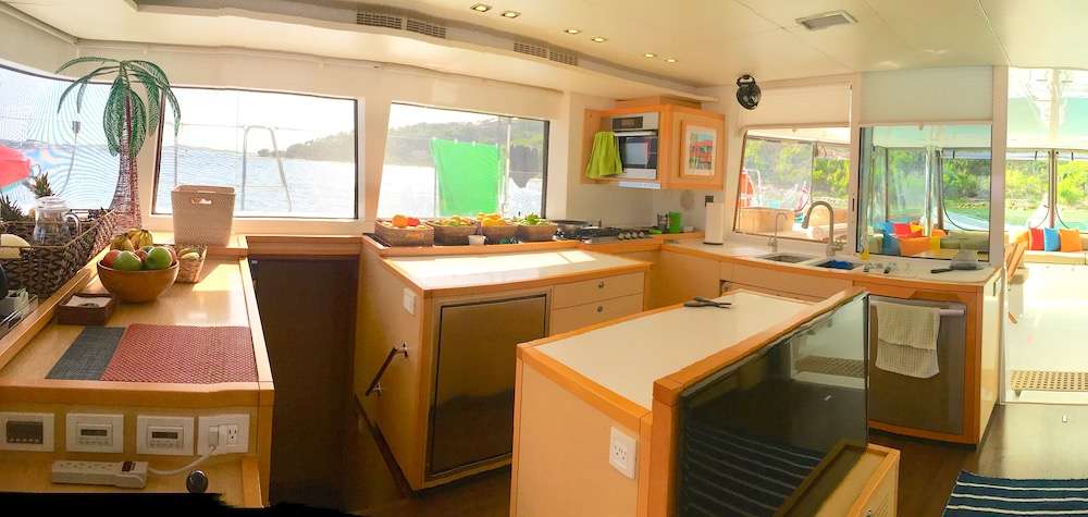 COPPER PENNY Yacht Charter - The 360ï¿½ view saloon