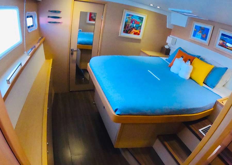 COPPER PENNY Yacht Charter - Port forward guest suite