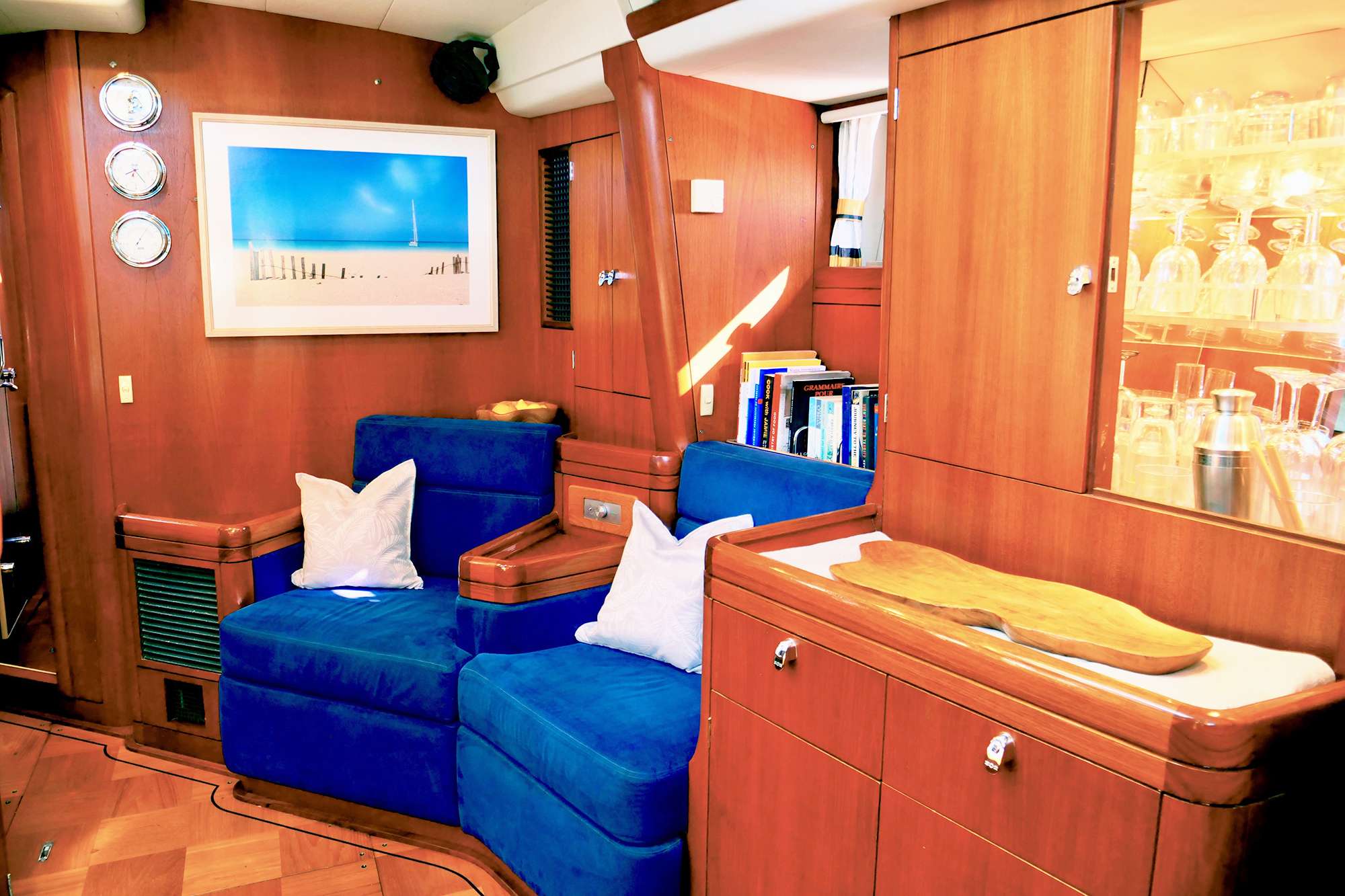 ELVIS MAGIC Yacht Charter - Main Salon