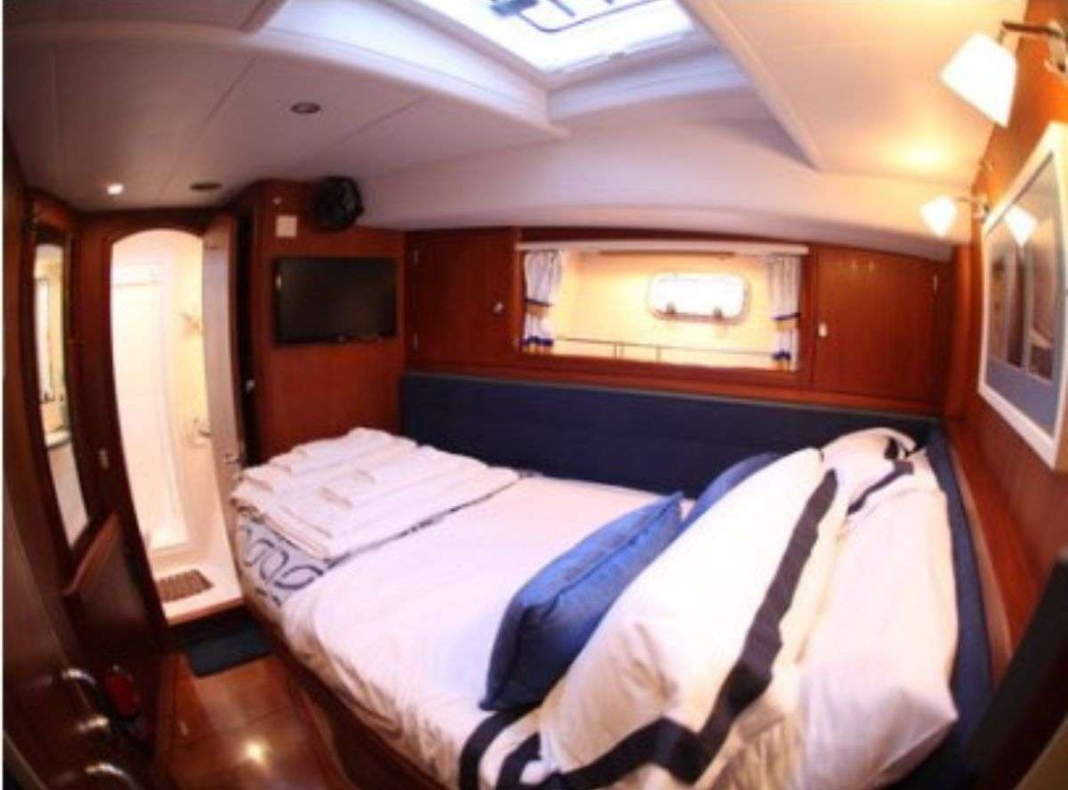 ELVIS MAGIC Yacht Charter - Queen Guest Cabin