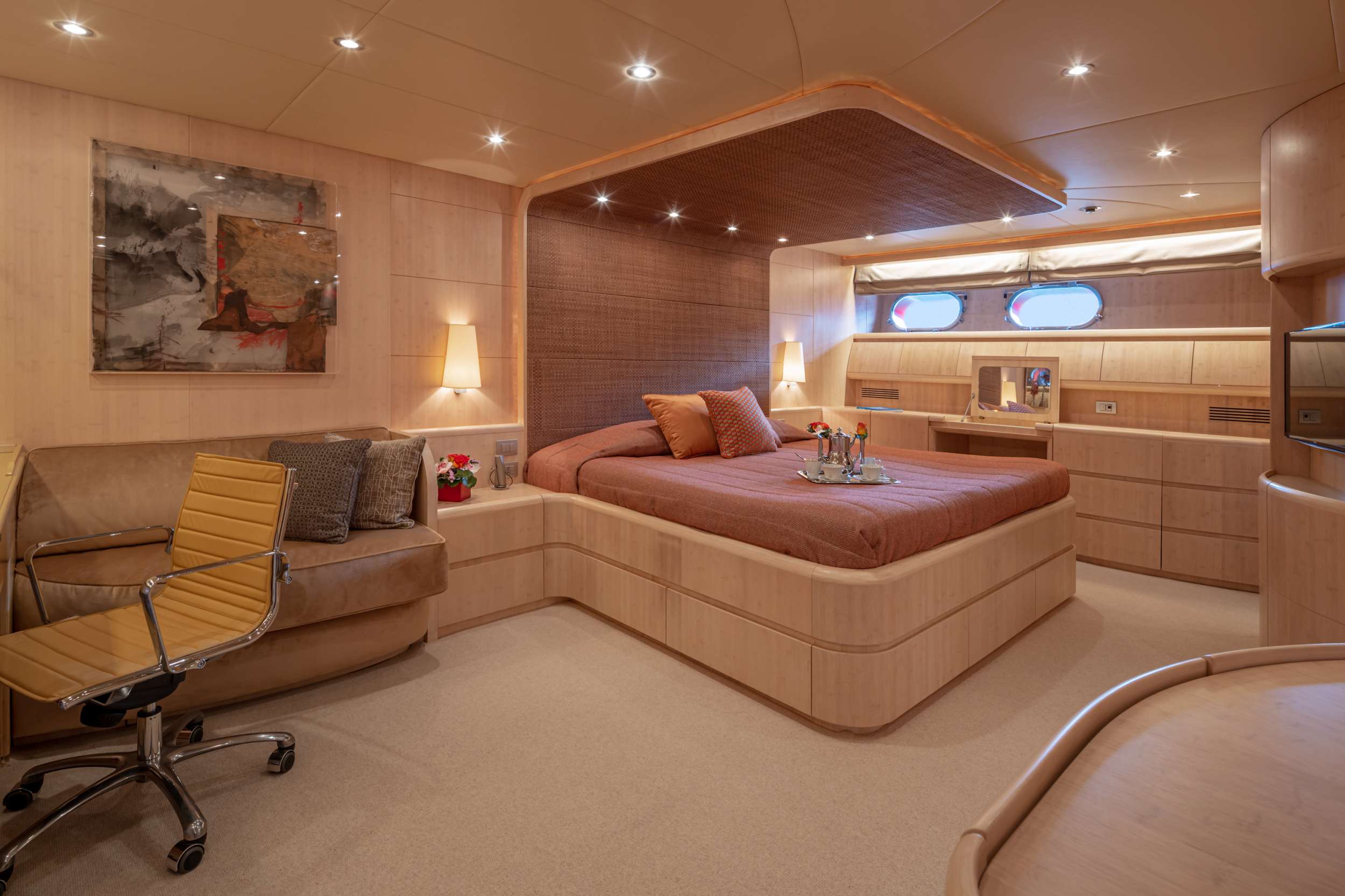 GLAROS Yacht Charter - Master cabin