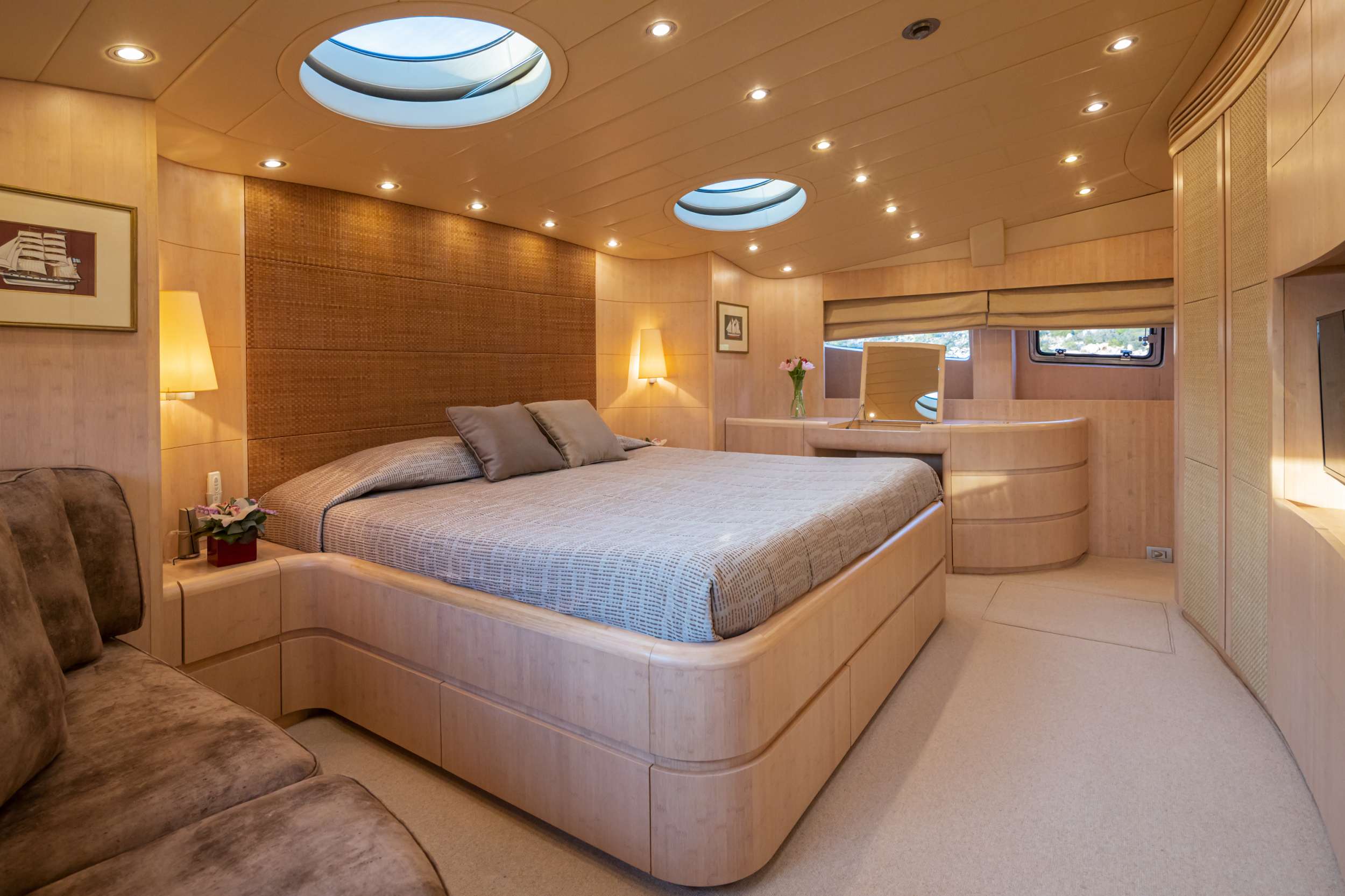 GLAROS Yacht Charter - VIP cabin