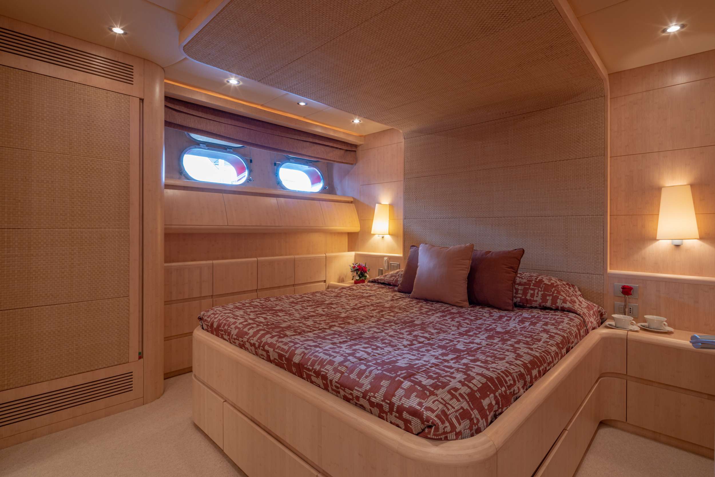 GLAROS Yacht Charter - Double cabin