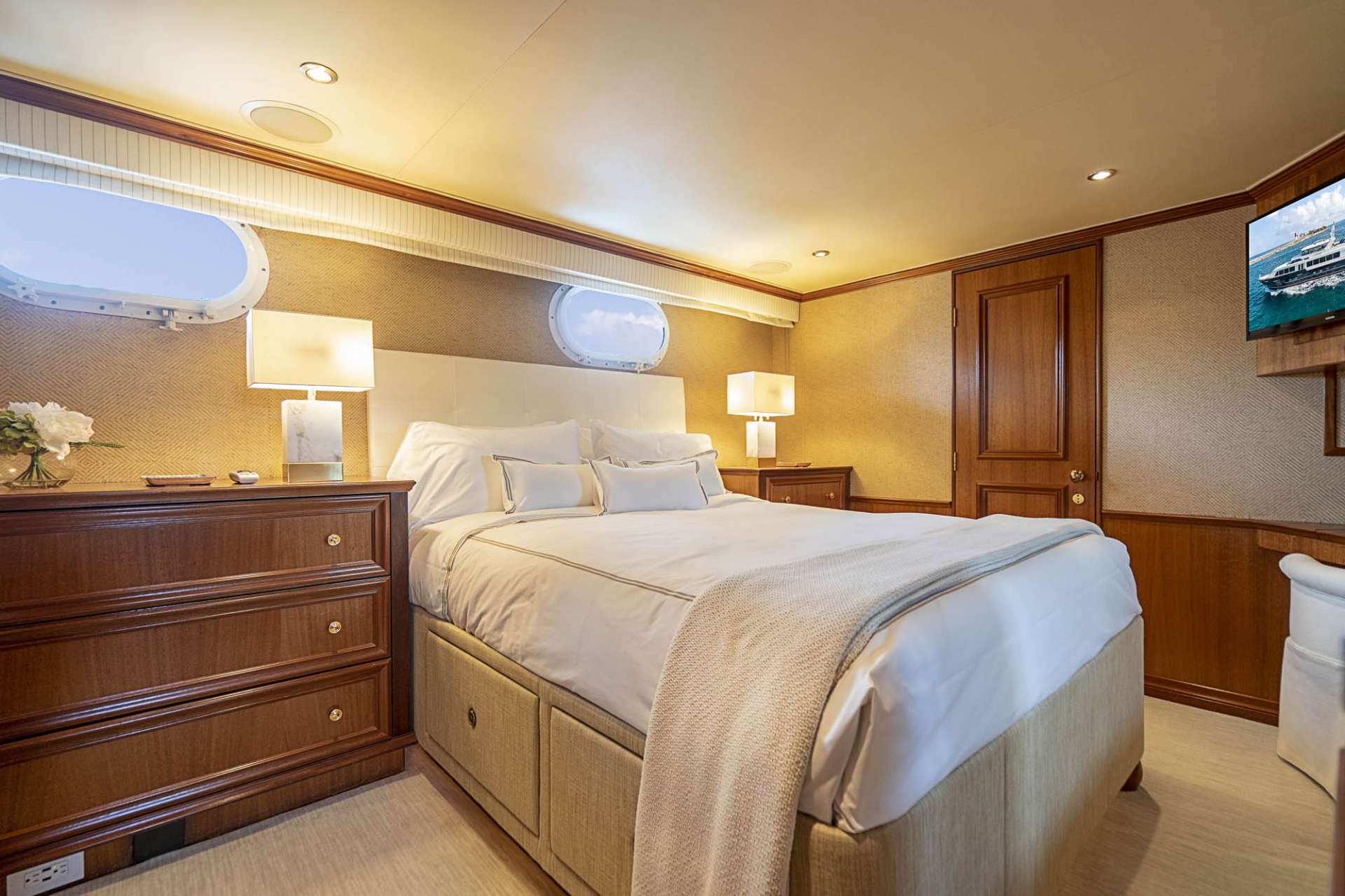 TRUE NORTH Yacht Charter - Starboard Guest Stateroom