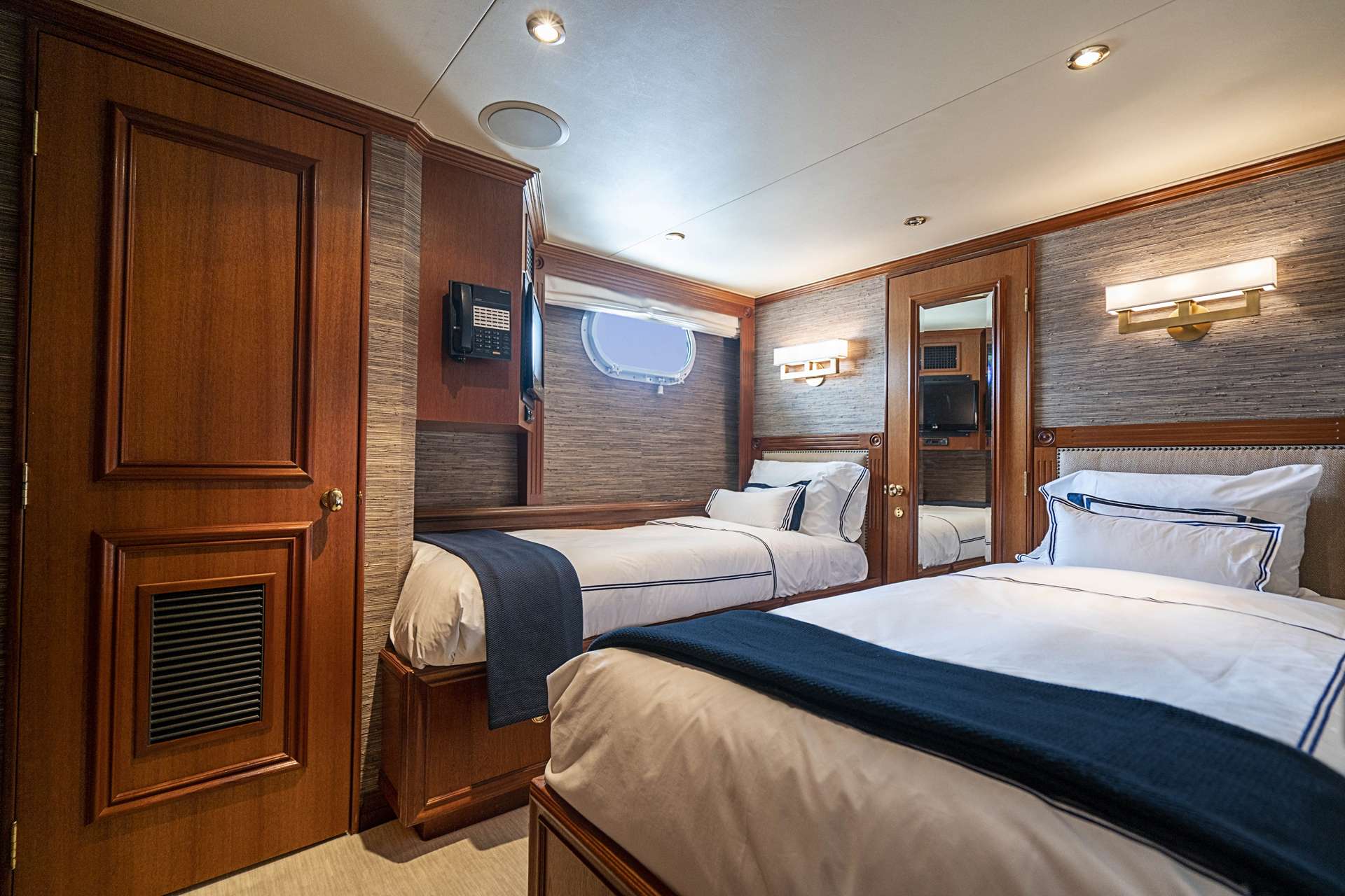 TRUE NORTH Yacht Charter - Twin Guest Stateroom