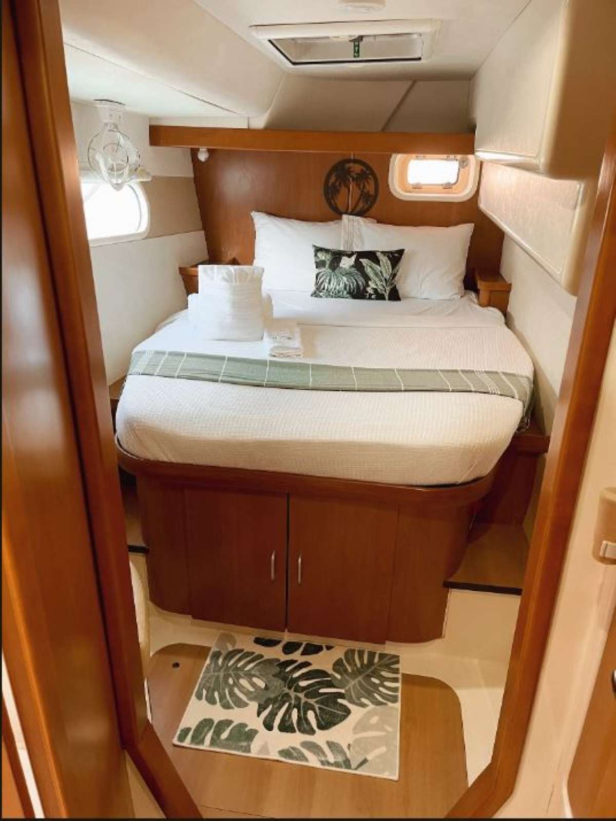 ONE LOVE Yacht Charter - Palm Tree Cabin