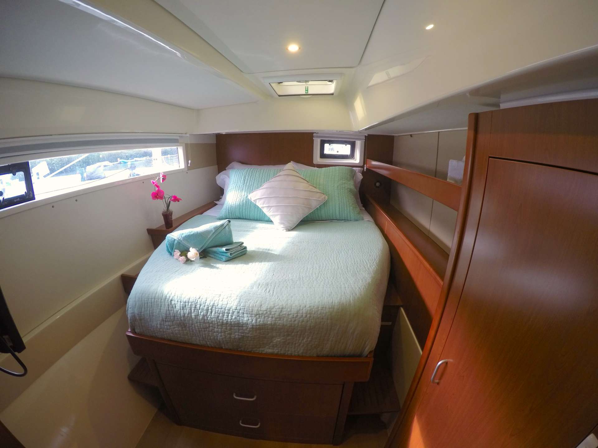 BLOSSOM Yacht Charter - Master suite queen berth