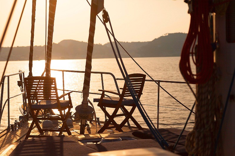 Bow Detail with lounge chairs 