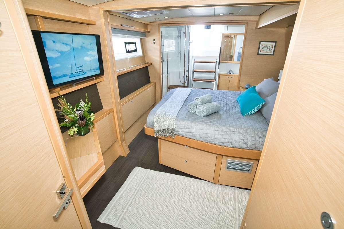 AZULIA II Yacht Charter - Master bath with outside entry.