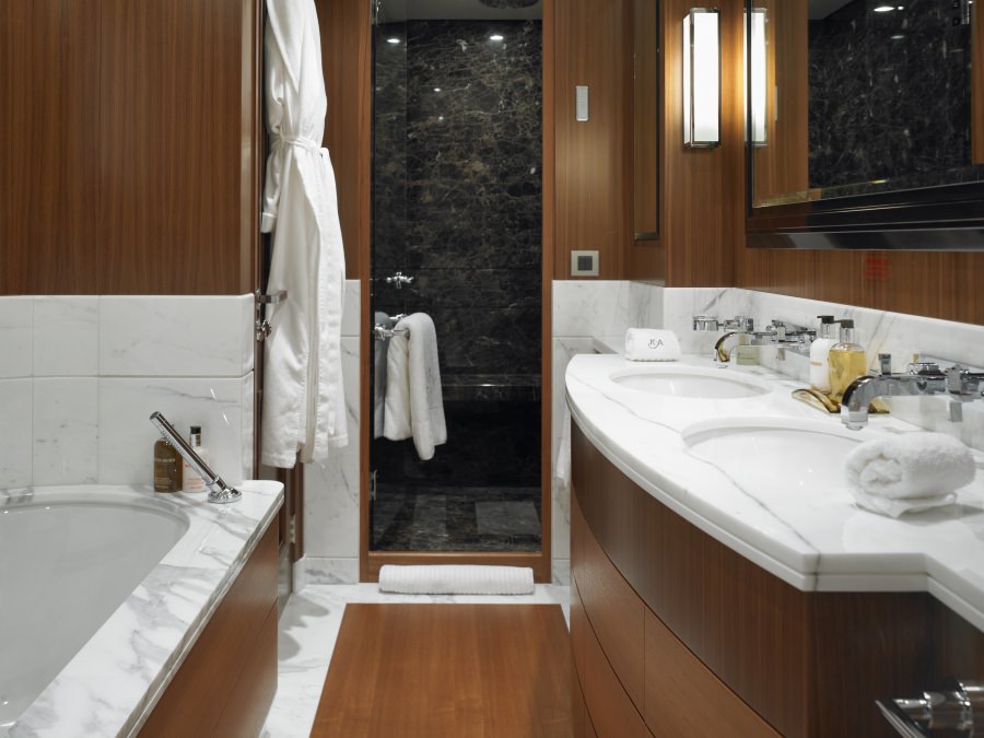 KATHLEEN ANNE Yacht Charter - Master Bathroom