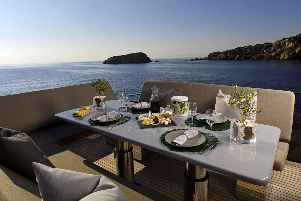 Fly dining table