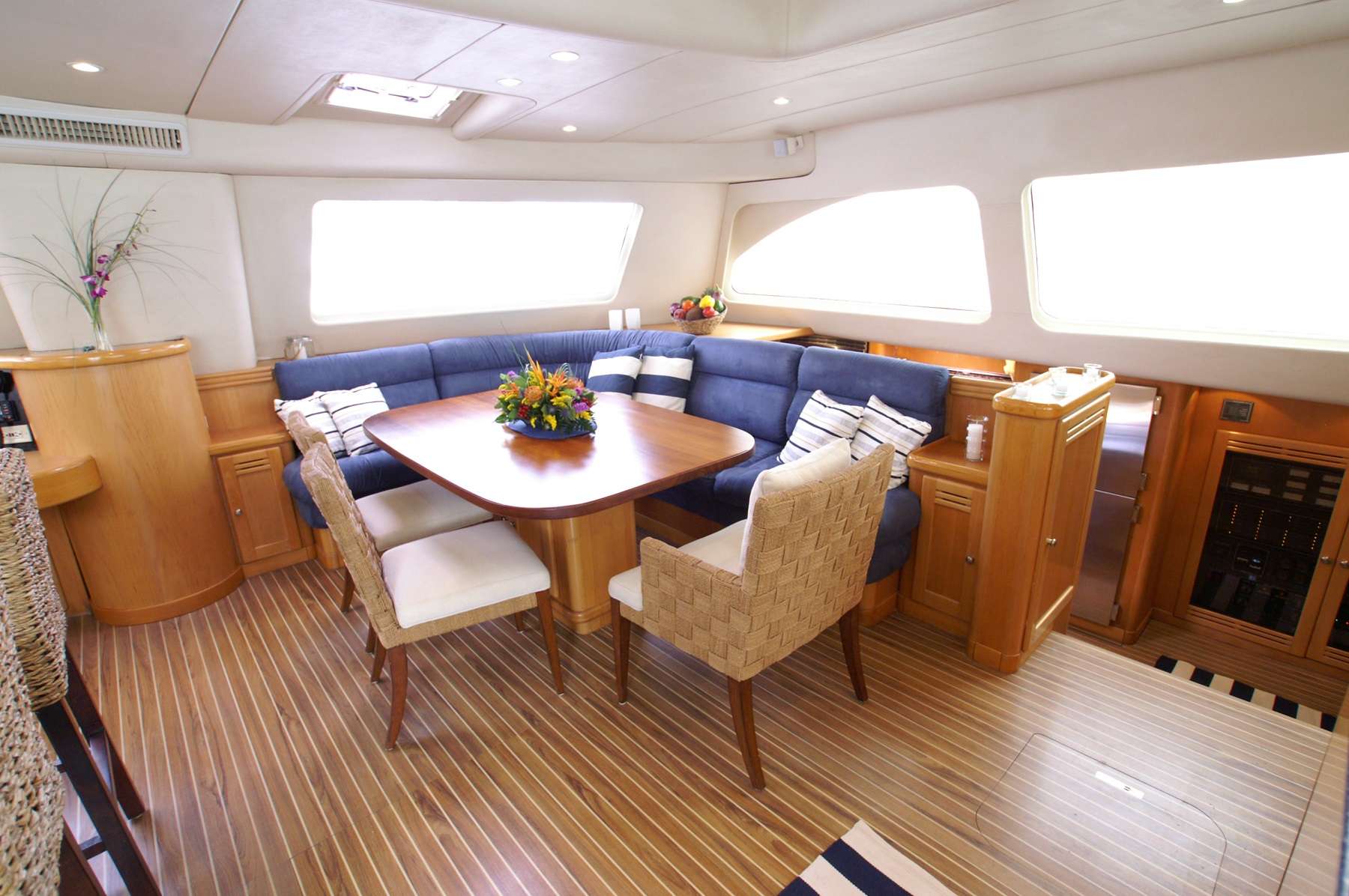 THE BIG DOG Yacht Charter - Interior dining