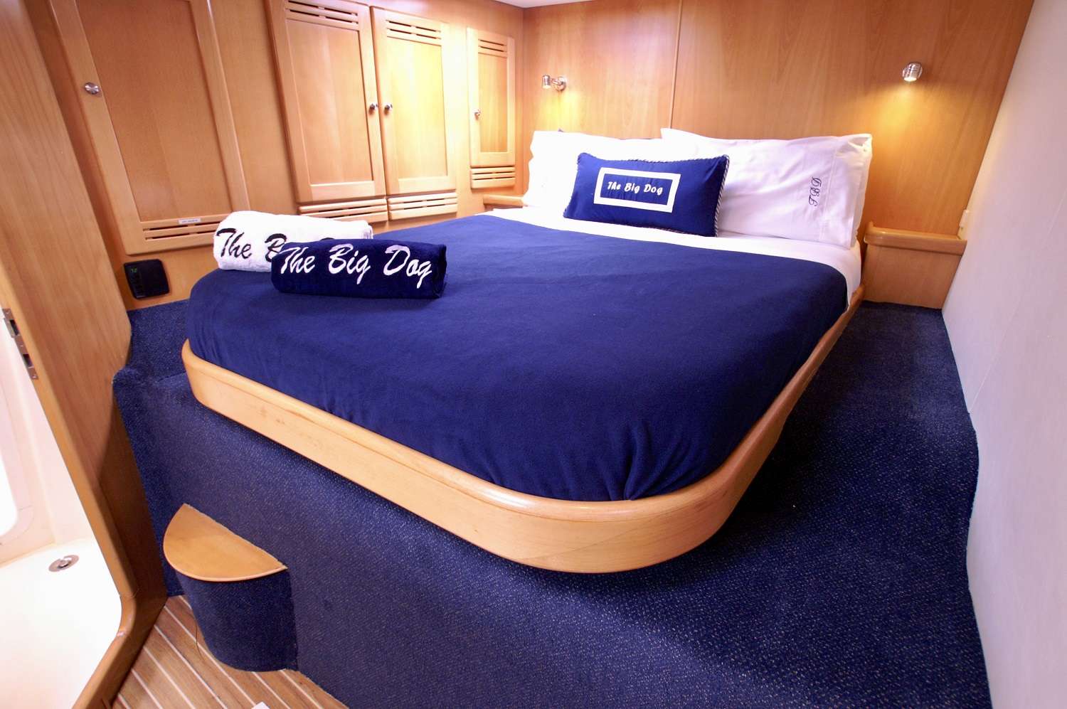 THE BIG DOG Yacht Charter - Queen guest cabin #1