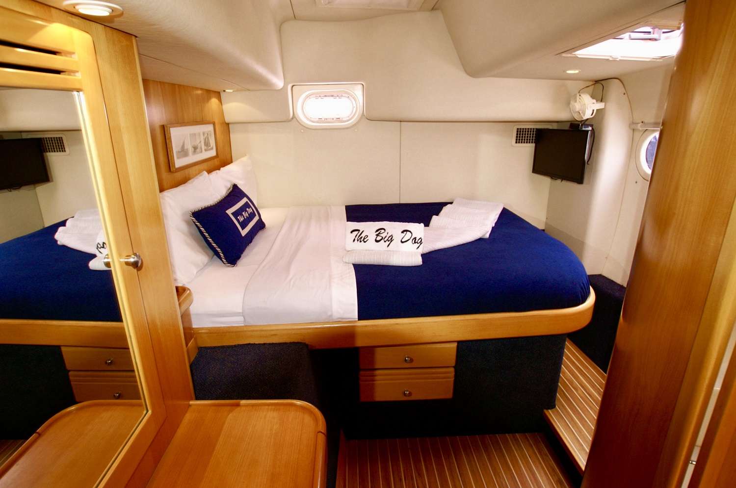 THE BIG DOG Yacht Charter - Queen guest cabin #3