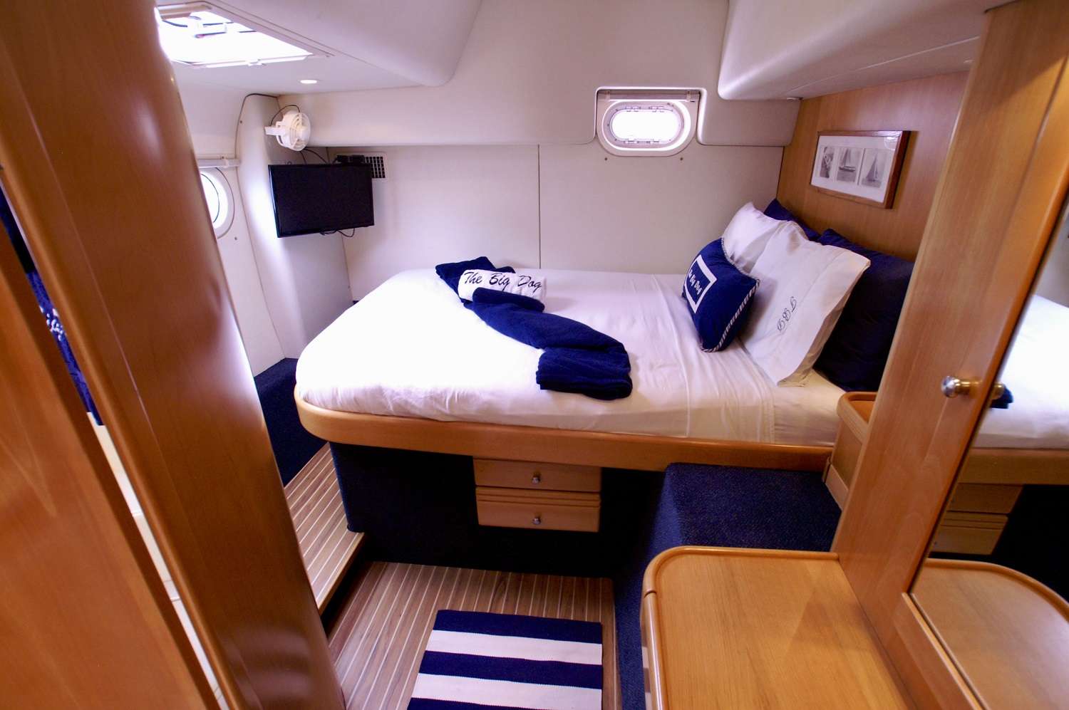 THE BIG DOG Yacht Charter - Queen guest cabin #4