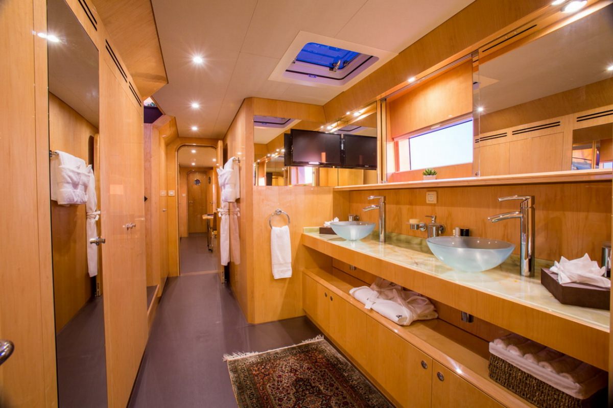 WINDQUEST Yacht Charter - Master Bathroom