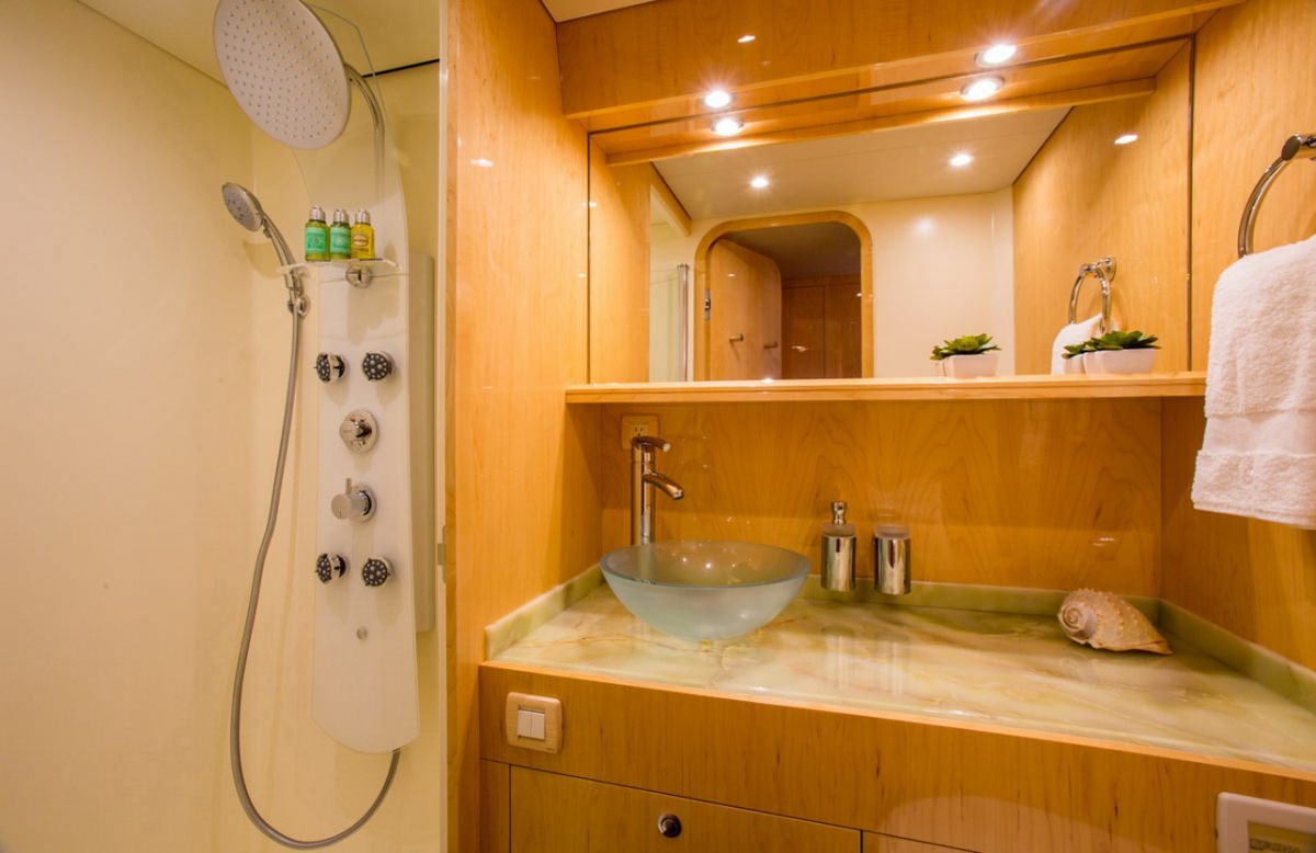 WINDQUEST Yacht Charter - Guest Bathroom