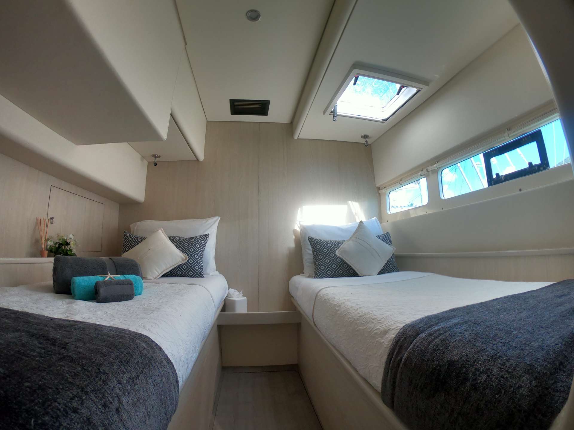 SOMETHING WONDERFUL Yacht Charter - Guest Twin Cabin