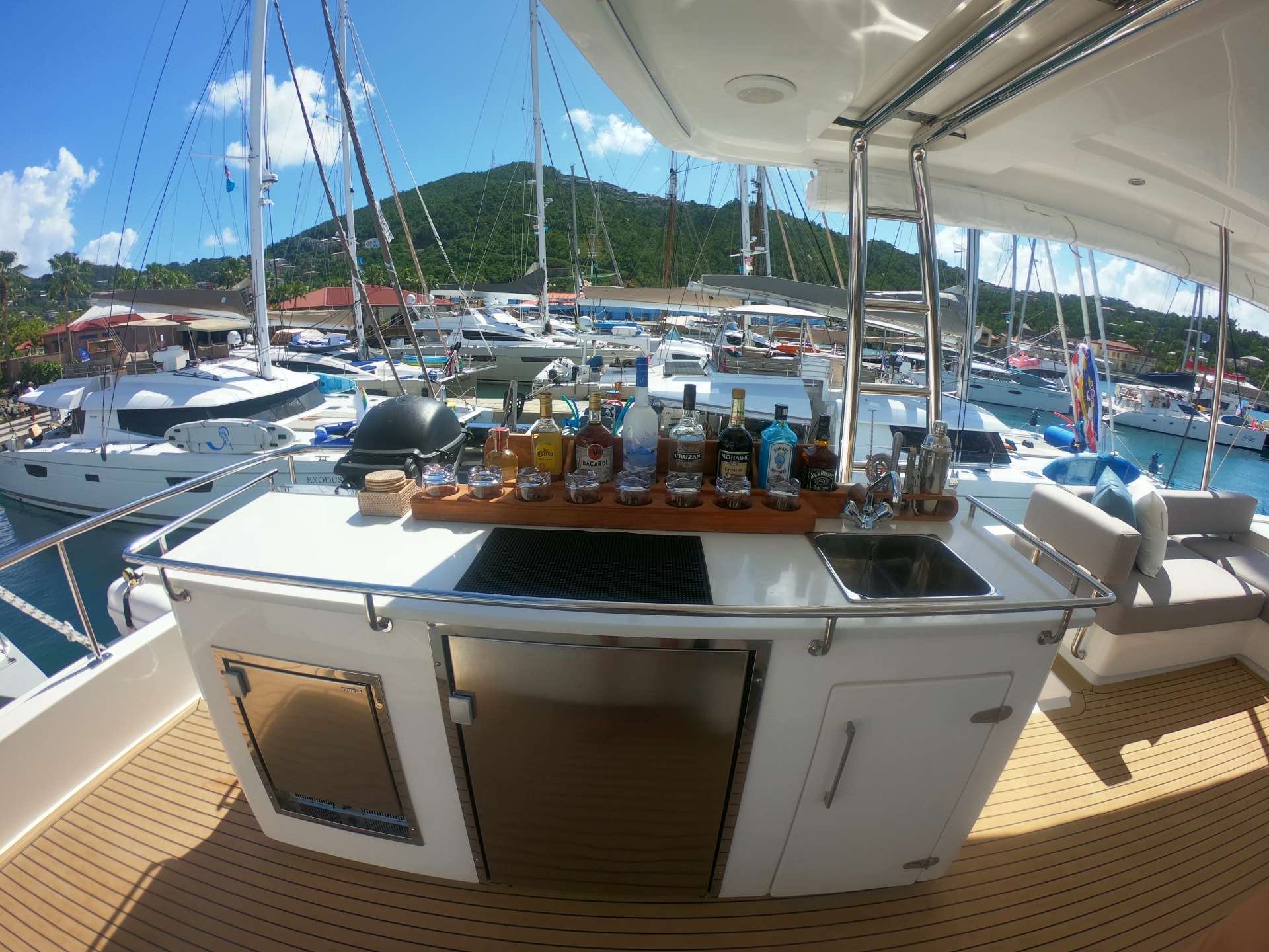 SOMETHING WONDERFUL Yacht Charter - Fully equipped bar