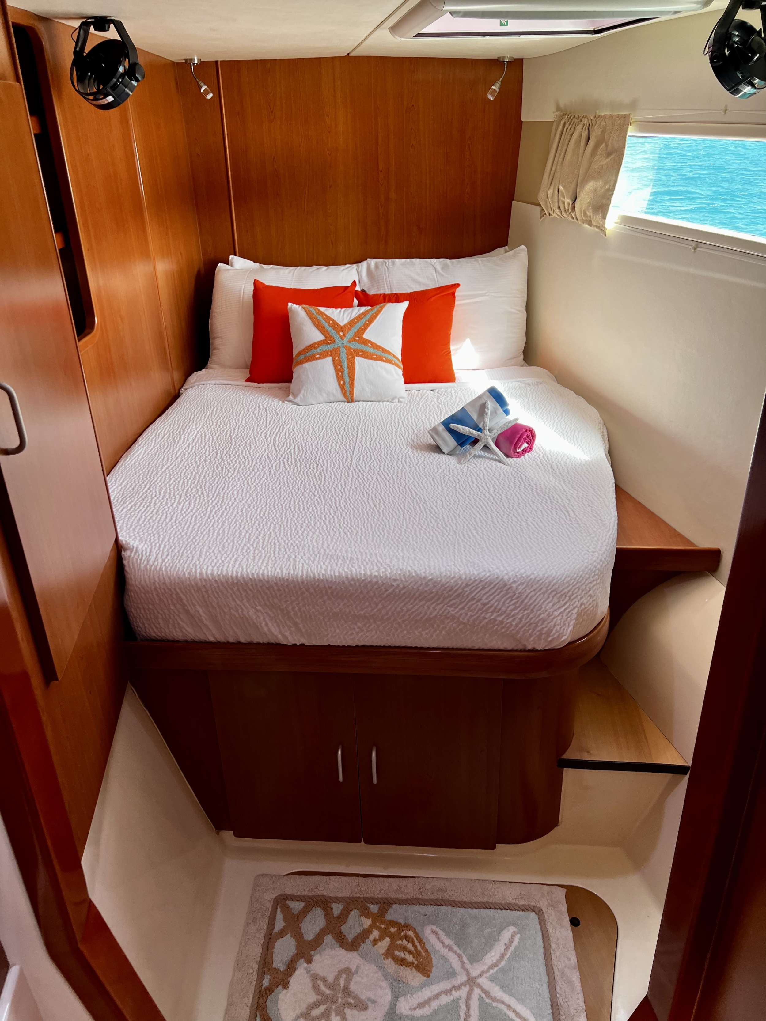 STARFISH Yacht Charter - Starboard Cabin Forward