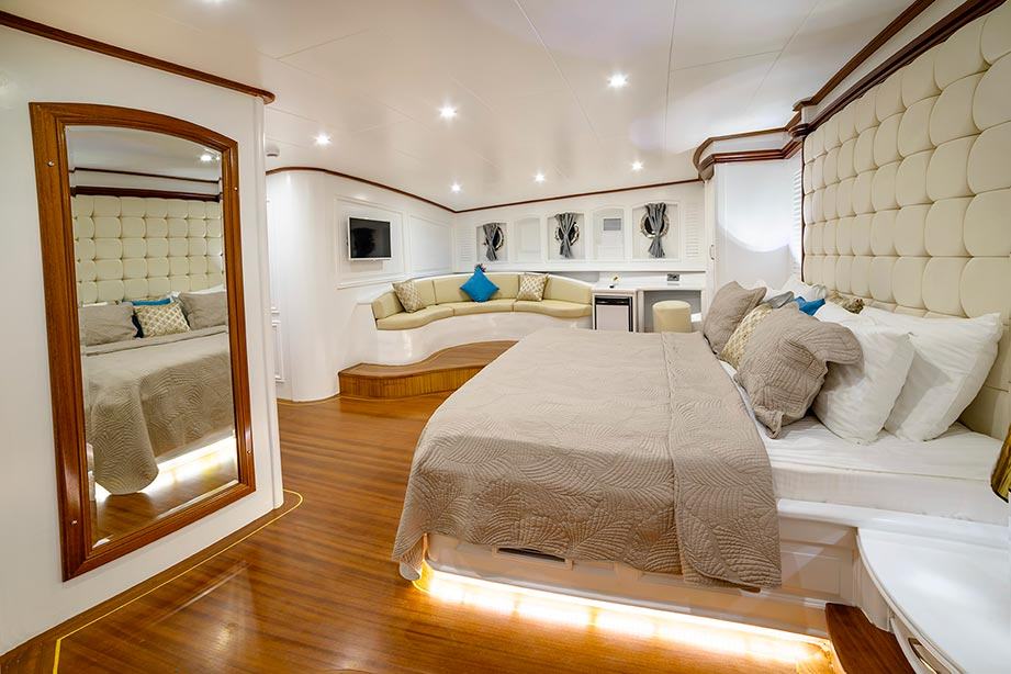 BELLAMARE Yacht Charter - Master cabin