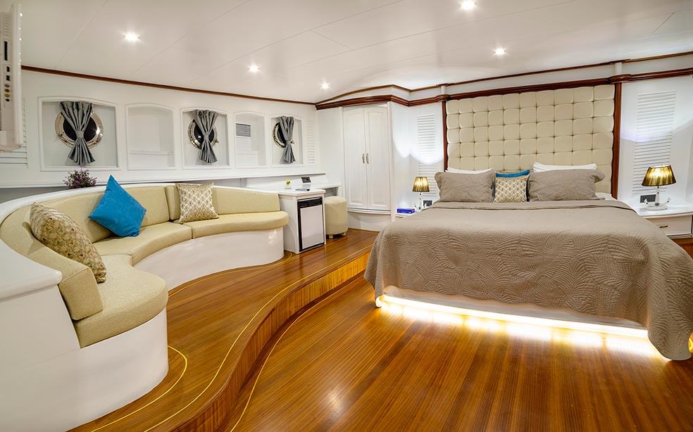 BELLAMARE Yacht Charter - Master cabin