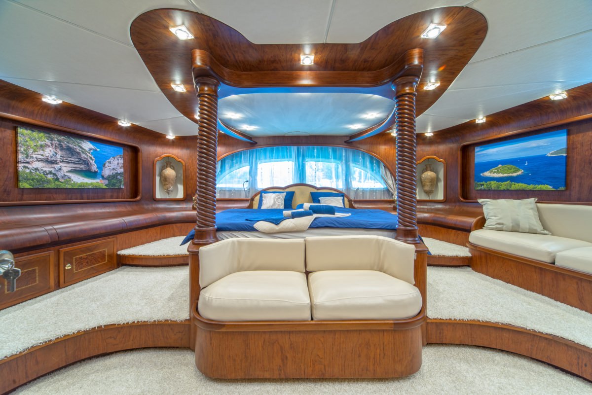 ALBA Yacht Charter - Master cabin