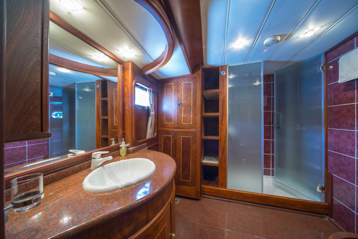 ALBA Yacht Charter - Master cabin bathroom