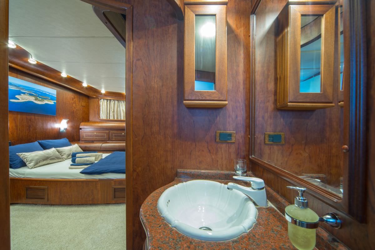 ALBA Yacht Charter - VIP cabin bathroom