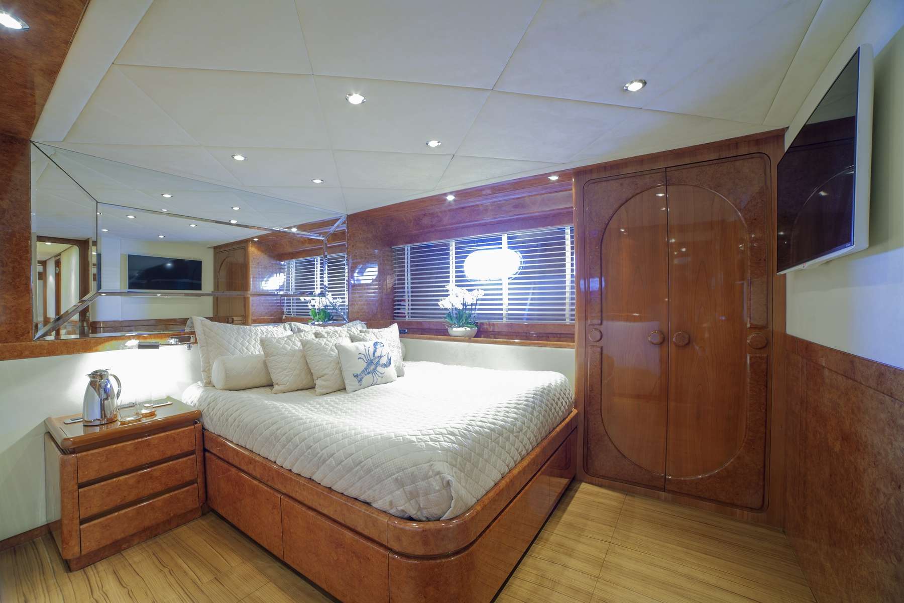 ZOI Yacht Charter - VIP Cabin
