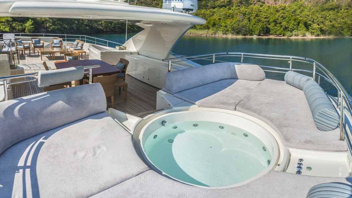 Fly bridge - Jacuzzi